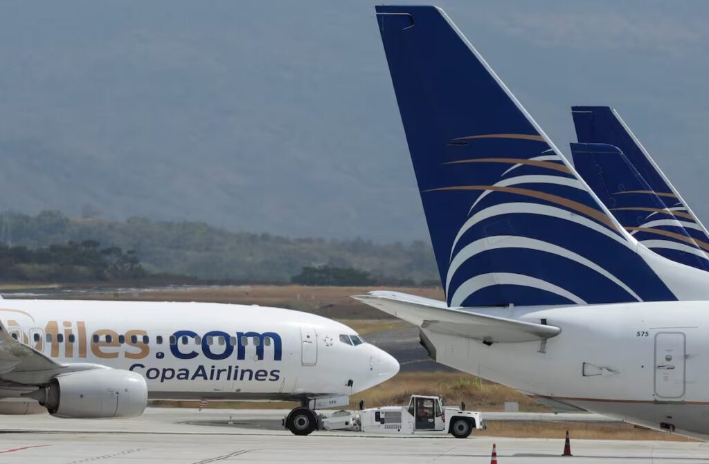 Atraparon a parejita semidesnuda mientras realizaba actos indebidos en un vuelo de Panamá a Argentina