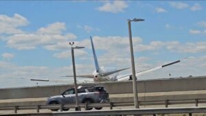 Avión de United Airlines choca contra un camión y un poste de alumbrado en autopista de EE.UU. – AlbertoNews