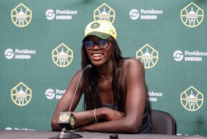 Awa Fam recibe su primera ovación en su presentación como jugadora de Seattle Storm: “La WNBA es un sueño hecho realidad para mí”