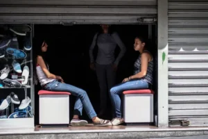 BBC: Por qué a Venezuela le falta energía pese a su riqueza petrolera y cómo eso limita su recuperación