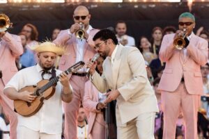 Bad Bunny incendia Barcelona con una descomunal fiesta de identidad compartida