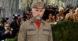 Bad Bunny rompe los esquemas al llegar vestido de miliciano al Met Gala – El Chigüire Bipolar