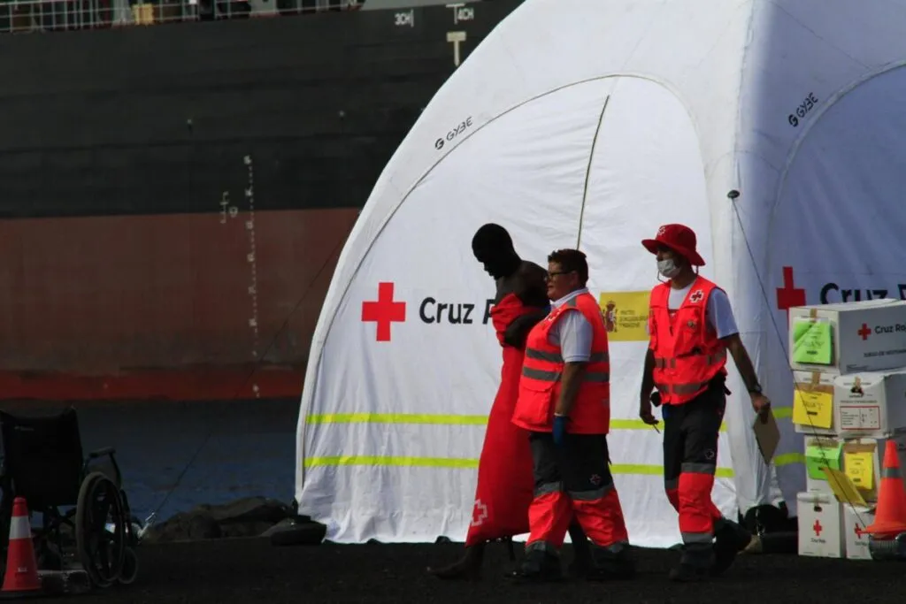 Bajan un 52% las llegadas de migrantes en patera a España, hasta 6.782 personas, pero suben un 246% en Ceuta y Melilla