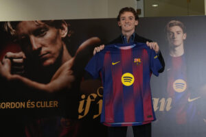 Barcelona oficializó el fichaje de Anthony Gordon por las próximas cinco temporadas