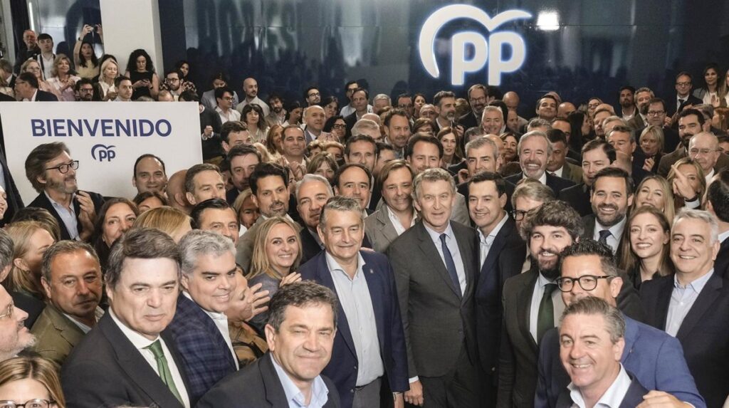 Barones del PP cierran filas con Moreno y creen que tiene legitimidad para gobernar en solitario, sin Vox