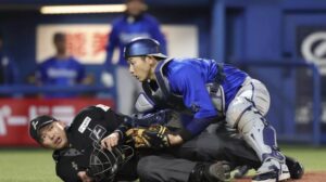 Béisbol japonés estudia sancionar «swings peligrosos» luego que el venezolano José Osuna golpeara accidentalmente a un árbitro – AlbertoNews