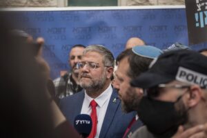 Ben Gvir publica un vídeo reprendiendo a activistas de la flotilla esposados y arrodillados en Ashdod | europapress.es