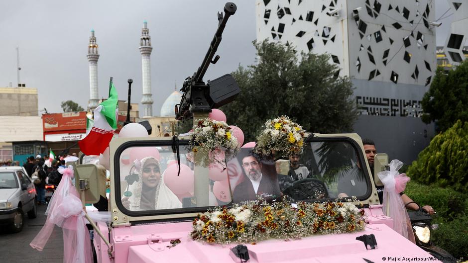 Bodas públicas en Irán de parejas dispuestas al sacrificio
