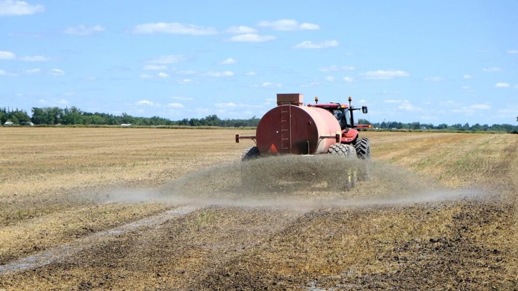 Bruselas propone modificar la PAC para ofrecer compensaciones a los agricultores afectados por el alza de los fertilizantes