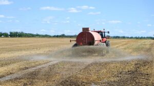 Bruselas propone modificar la PAC para ofrecer compensaciones a los agricultores afectados por el alza de los fertilizantes | elperiodico.com