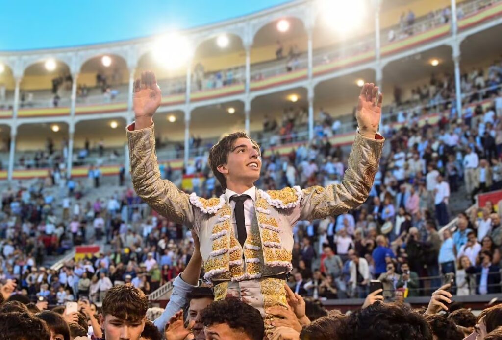 Julio Norte, a hombros tras cortar una oreja a cada uno de sus novillos.
