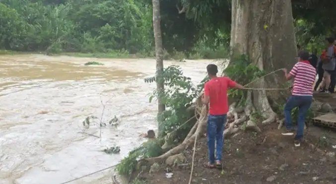 Buscan a joven arrastrado por corriente del río Burro Negro