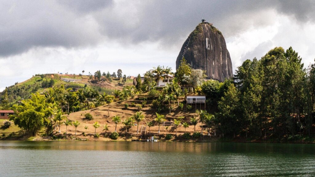 Buscan turista de 22 años que se lanzó al embalse de El Peñol
