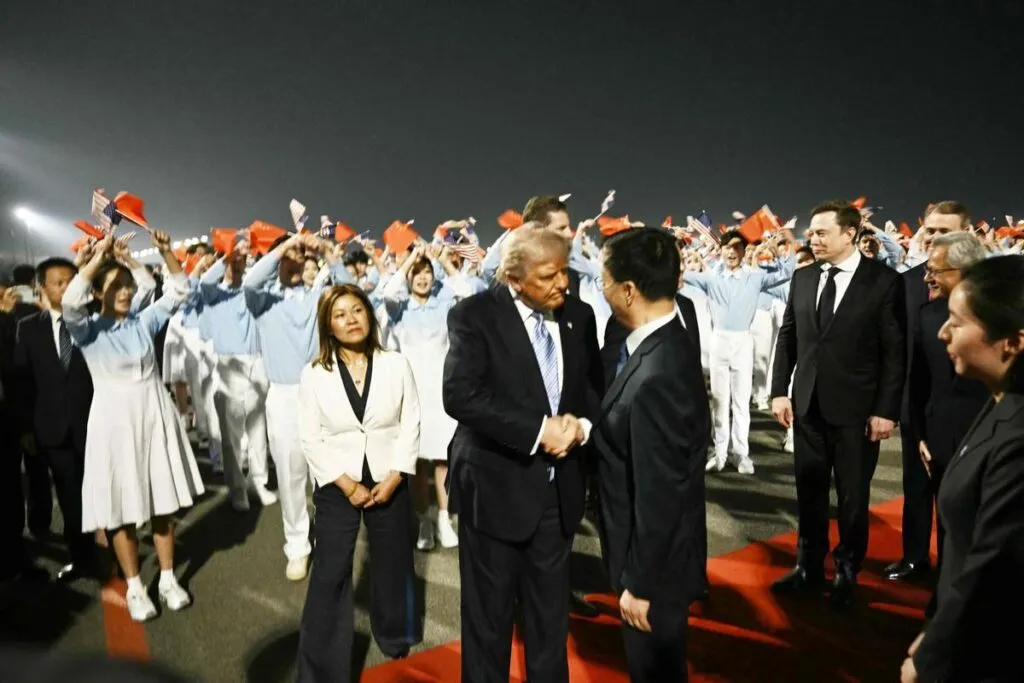 El presidente de EEUU, Donald Trump, es recibido por el vicepresidente de China, Han Zheng, en presencia de Elon Musk, tras su llegada a Pekín.