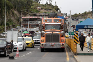 Camiones colapsaron la frontera entre Colombia y Ecuador para evitar el arancel de 100 % del #1May