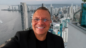 Candidato presidencial Santiago Botero fue desalojado por la Policía de lujoso apartamento en Cartagena: lo señalan de violencia intrafamiliar