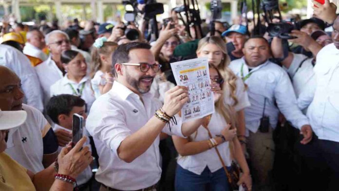 Candidato ultraderechista De la Espriella vota en Barranquilla