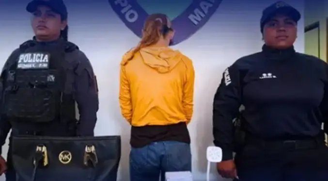 Capturan a mujer por hurto en local comercial en Galerías