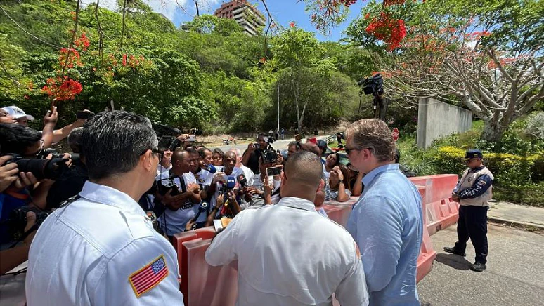 Caracas: Trabajadores entregaron documento con peticiones ante la Embajada de EEUU