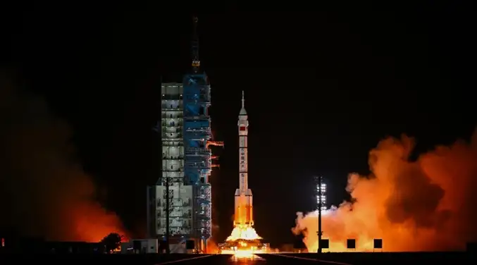 China lanza una misión tripulada a su estación espacial