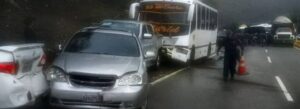 Chocan siete vehículos por derrame de combustible en la ARC