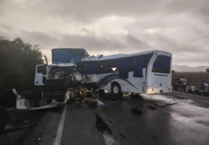 Choque entre autobús y gandola deja nueve fallecidos