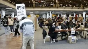 Cierran las mesas de votación en Colombia y comienza el conteo