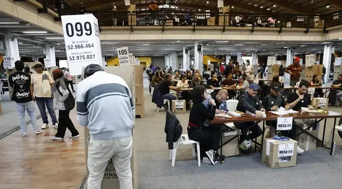 Cierran las mesas de votación en Colombia y comienza el conteo