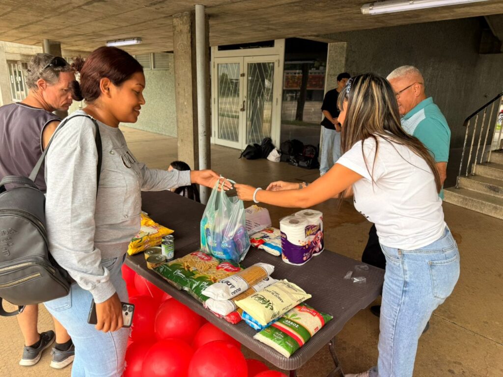 Clippve organizó tercera colecta para apoyar a familiares de presos políticos en vigilia (IMÁGENES)