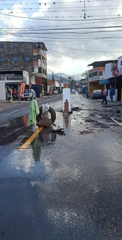 Colapsa red de aguas servidas en vía principal de Las Vegas de Táriba