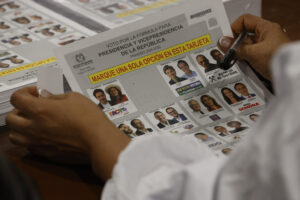 Colombia cierra los colegios electorales y empieza el conteo de los votos para presidente – AlbertoNews