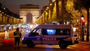 Comienzan las cargas policiales en los Campos Elíseos tras el triunfo del PSG – AlbertoNews