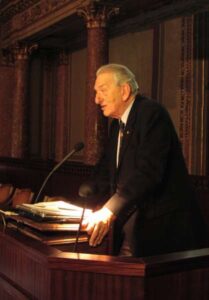 Cómo George Olah desafió las leyes de la química y ganó el Nobel en 1994