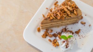 Cómo hacer chocotorta, la tarta que se popularizó en Argentina durante los 80 y que no necesita horno