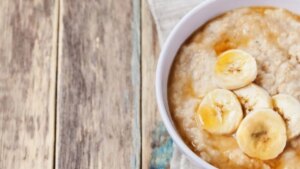 Cómo preparar avena trasnochada con banano, el desayuno viral rico en proteína