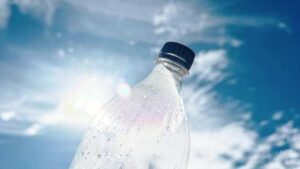 Convertir plástico en combustible limpio empleando luz solar