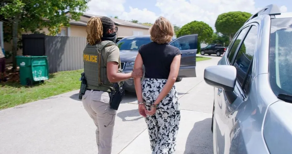 El ICE detiene, el pasado jueves en Miami, a Adys Lastres Morera, hermana de la directora del conglomerado militar cubano Grupo de Administración Empresarial S.A.(GAESA), Ania Guillermina Lastres Morera, después de que Washington le revocara la residencia permanente.