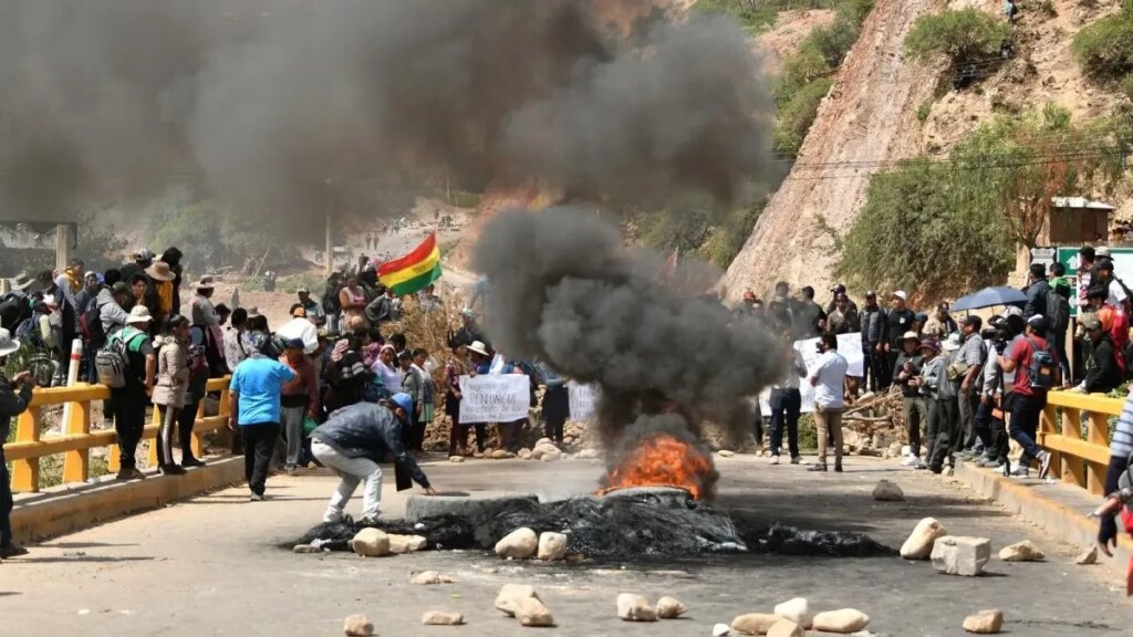 Crisis en Bolivia: la Policía avanza contra los bloqueos mientras crece la presión sobre Rodrigo Paz
