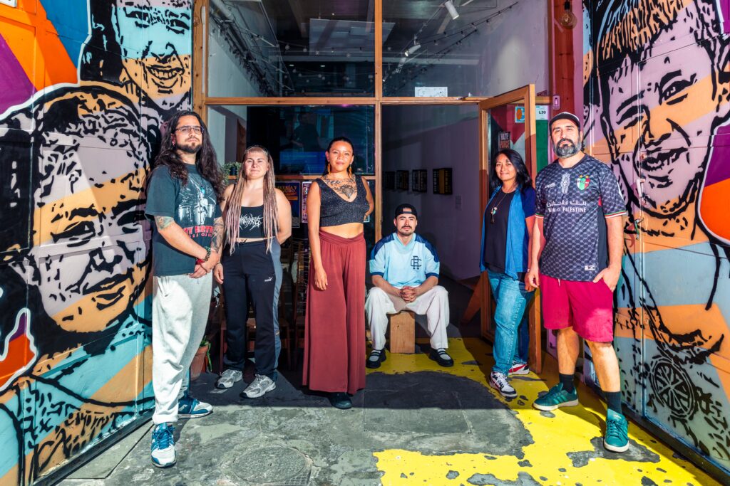 De izquierda a derecha, Óscar Munar, Marine Osiceanu, Jadira Aluisa, Cristian Gutiérrez, Olivia Yanes y Johan Posada. Parte del equipo de La Parcería en su local en Embajadores.