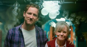 De qué va ‘Criaturas luminosas’, la nueva película de Netflix con Lewis Pullman de Marvel
