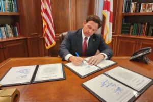 DeSantis firma la FIRE Act: nueva ley en Florida restringirá contratos y negocios de venezolanos vinculados al régimen chavista – Efecto Cocuyo