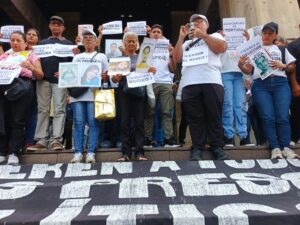 Defensoría promete revisar casos de presos políticos ante presión