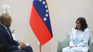 Delcy Rodríguez recibe en Caracas al ministro de Exteriores de Surinam