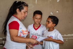 Denuncian que maestros de zonas pobres no reciben el bono prometido por Delcy Rodríguez