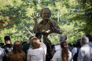 Develan una escultura de Gabriel García Márquez en el Parque de los Escritores de Baruta para honrar su legado (Fotos) – AlbertoNews