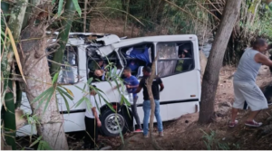Diez heridos deja vuelco de autobús que iba a Choroní