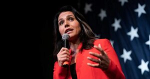 Dimite Tulsi Gabbard, la directora de Inteligencia de EE.UU. que contradijo a Trump sobre Irán