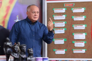 Diosdado asoma el fin de Con el mazo dando