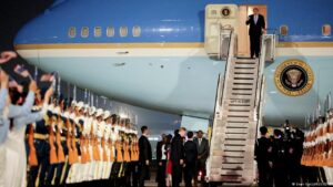 Donald Trump llega a Pekín en su segunda visita desde 2017