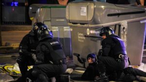 Dos menores detenidos y tres Mossos heridos en la manifestación en Barcelona contra la interceptación de la Flotilla | elperiodico.com